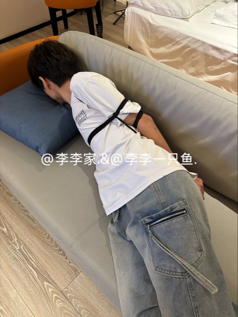 LLJ006108's tweet photo. 极品直男奶狗ee🧊🧊来啦🥵
帮弟弟分享一下自己被t的样子hh
喜欢的老板看主页完整版～
转帖发牛子照🫰（包大，包粗）
#tk #挠痒痒 #捆绑 https://t.co/ULX8dKU9y3