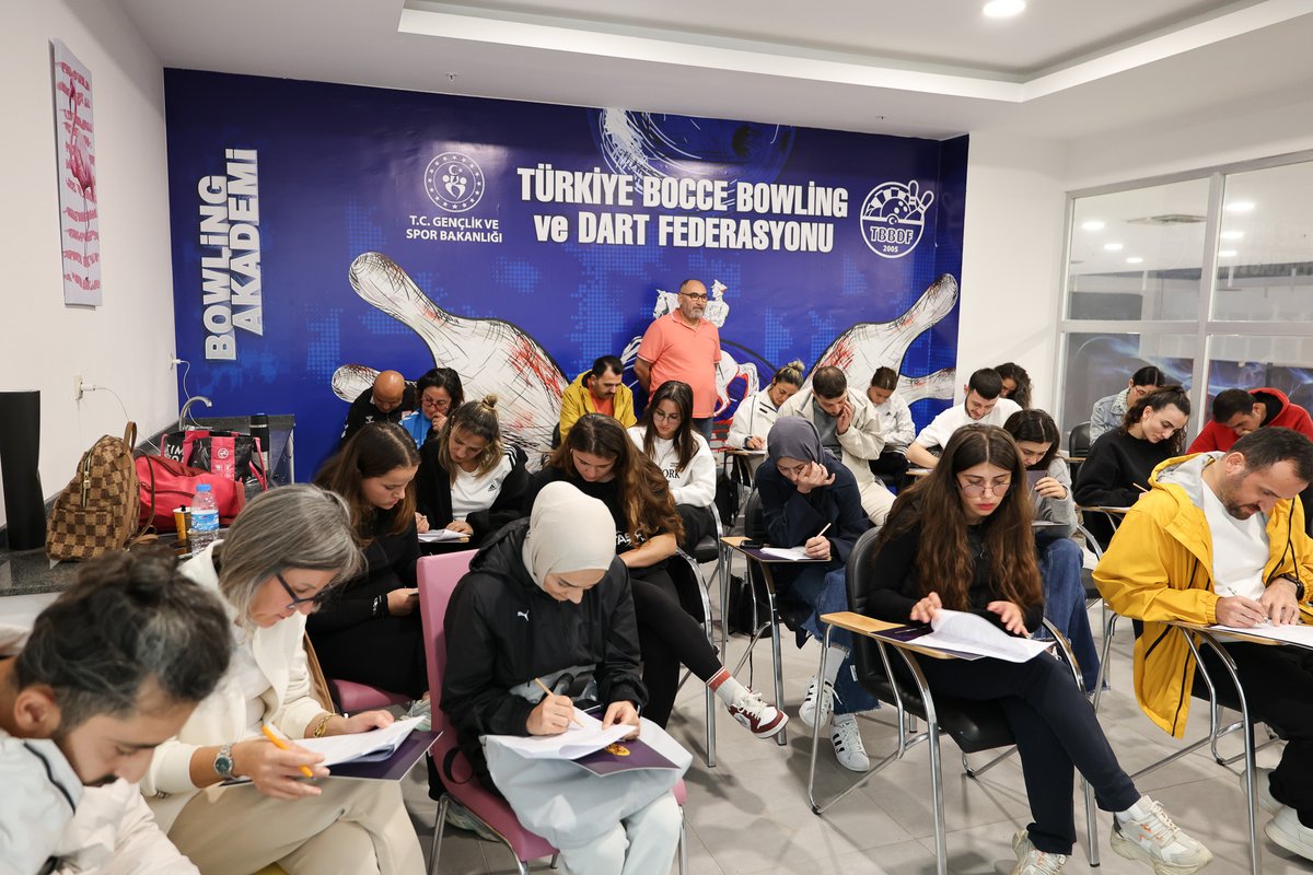 BowlingAkademi's tweet photo. Farklı şehirlerden 30'un üzerinde katılımcı ile gerçekleşen kursta eğitimler TBBDF Bowling Merkez Hakem Kurulunun deneyimli hakemi Fikret Dursun tarafından verilirken, kursiyerler teori eğitimi yanında saha uygulamaları ile bilgilerini pekiştirme şansı buldu. https://t.co/dVuXrP8DdE