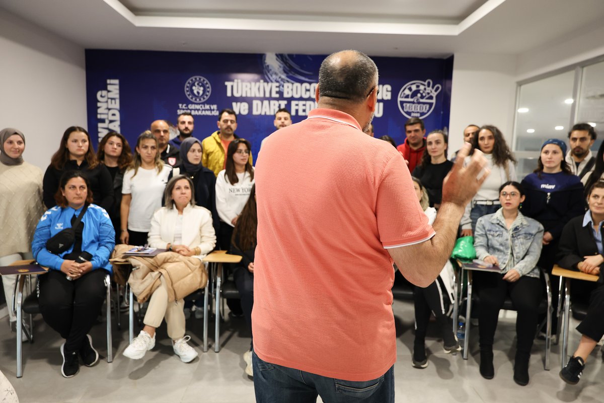 BowlingAkademi's tweet photo. Farklı şehirlerden 30'un üzerinde katılımcı ile gerçekleşen kursta eğitimler TBBDF Bowling Merkez Hakem Kurulunun deneyimli hakemi Fikret Dursun tarafından verilirken, kursiyerler teori eğitimi yanında saha uygulamaları ile bilgilerini pekiştirme şansı buldu. https://t.co/dVuXrP8DdE