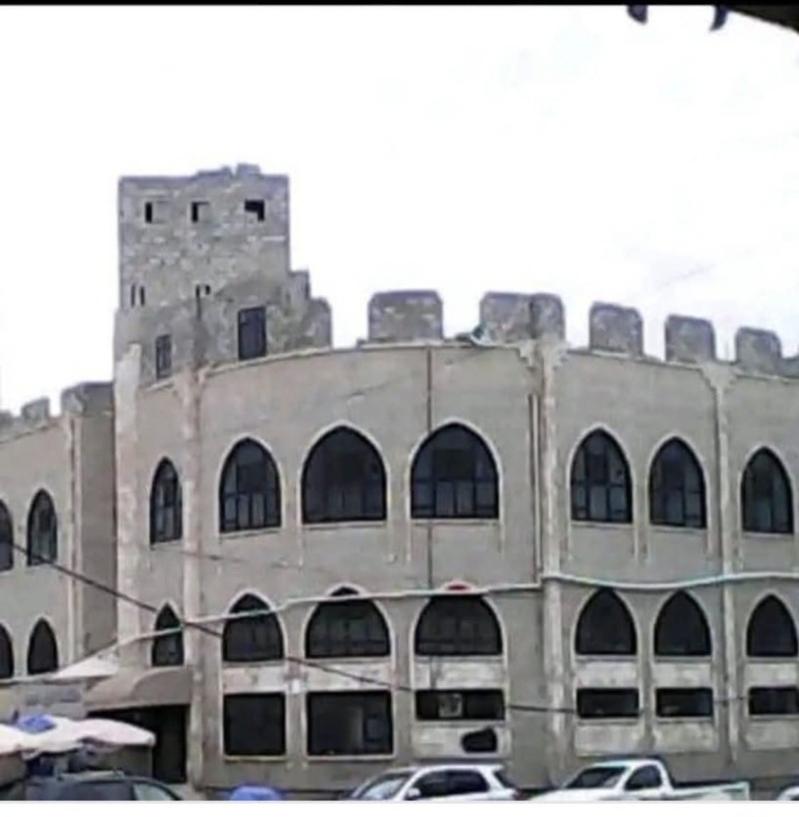 Mp_M_Alhazmi's tweet image. #الحوثيون يواصلون ممارساتهم الطائفية في العاصمة صنعاء، إذ قاموا يوم الجمعة بالسيطرة على مسجد السنّة في سعوان (سلفي)، وأنزلوا الشيخ عبد الباسط الريدي من على المنبر بالقوة، ومنحوه مهلة حتى يوم غد لإيقاف دروسه في المسجد، ثم استبدلوه بخطيب تابع لهم فرضوه عنوة على المصلّين.

ثم يخرجون…