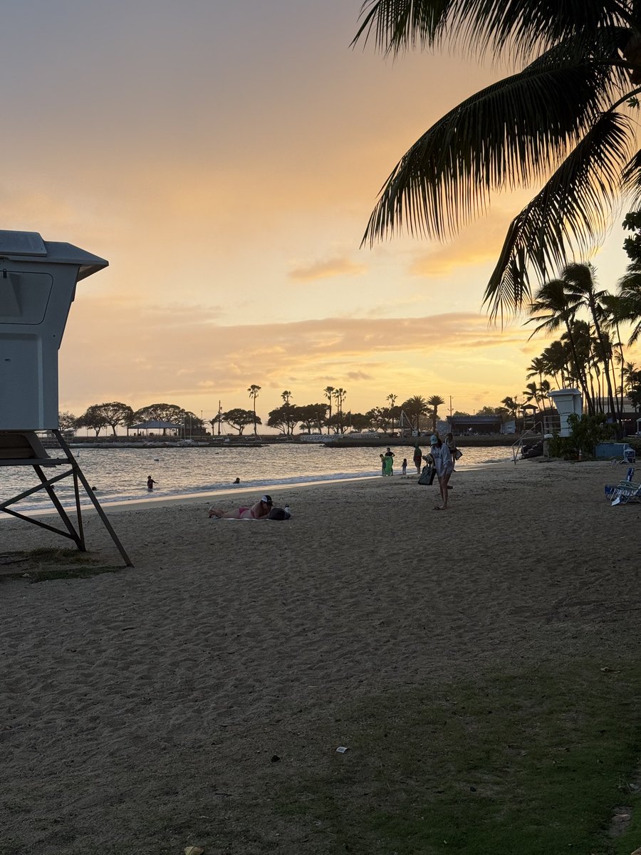 cloutonomics's tweet photo. @WallStreetApes i’ve been to hawai’i and the place is beautiful as any other island, however it’s extremely expensive &amp; crowded. waikīkī is literally a walking tourist trap, with heavily marked up stores and restaurants. definitely plan throughly before visiting!! https://t.co/IgcLKGq80S