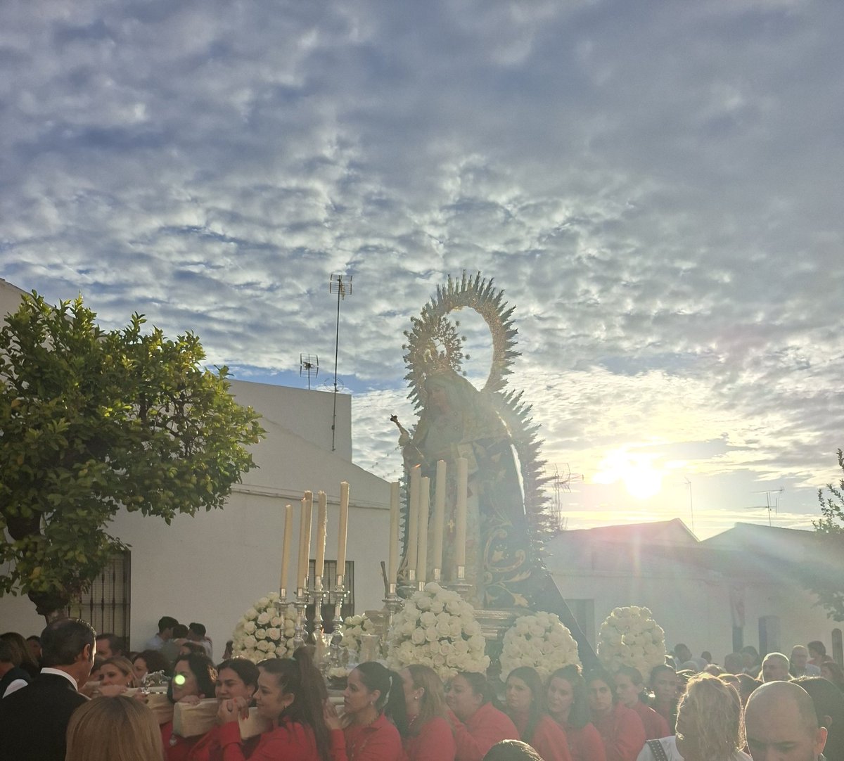 Virginiaperez11's tweet photo. Hoy al amanecer, por las calles de #HuevardelAljarafe, he tenido el honor de acompañar a Nuestra Virgen de la Soledad Coronada. Gracias a su Hermano Mayor y a la alcaldesa @maruhuevar siempre por permitirme compartir con tanto cariño su devoción y fe. https://t.co/8jHqSSPL3n