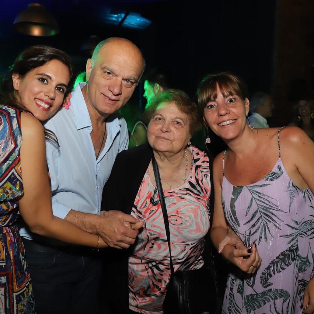 En este Día de la Madre quiero saludar a todas las mamás, ejemplo de entrega y amor incondicional.

Especialmente a mi mamá Beba, a mi esposa Karina y a mi hija Laura, las mujeres que son el corazón y la fuerza de mi vida.

¡Feliz día!