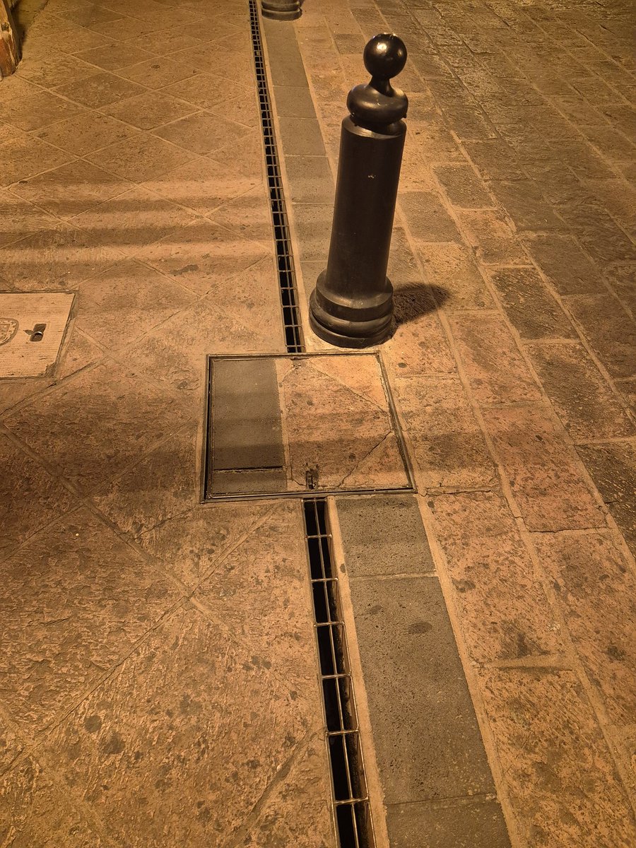 Independientemente de la tapa desalineada con el patrón del piso, destaco estos #bolardos tradicionales que me encantan en el Centro Histórico de #Querétaro.

Los nuevos que están colocando tienen otro diseño, se ven simplones y rompen el contexto tradicional...