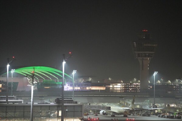 visegrad24's tweet image. 🇩🇪 Munich Airport temporarily shut down due to drone activity
Security personnel and airport staff spotted several drones near the runways, prompting an immediate suspension of operations.
Three flights were diverted and one was canceled as authorities worked to ensure airspace…
