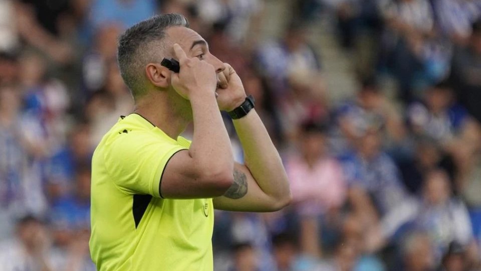 🔴 Terrorífico arbitraje de De Ena Wolf en el Castellón - Albacete.

✍️🏻 𝟭,𝟬

▪️ Fue un absoluto caos. Se tragó un penalti en la primera mitad y se dejó engañar por el VAR en la segunda.

💥 Además, sacó una amarilla a Pepe Sánchez surrealista tras irse del campo lesionado.