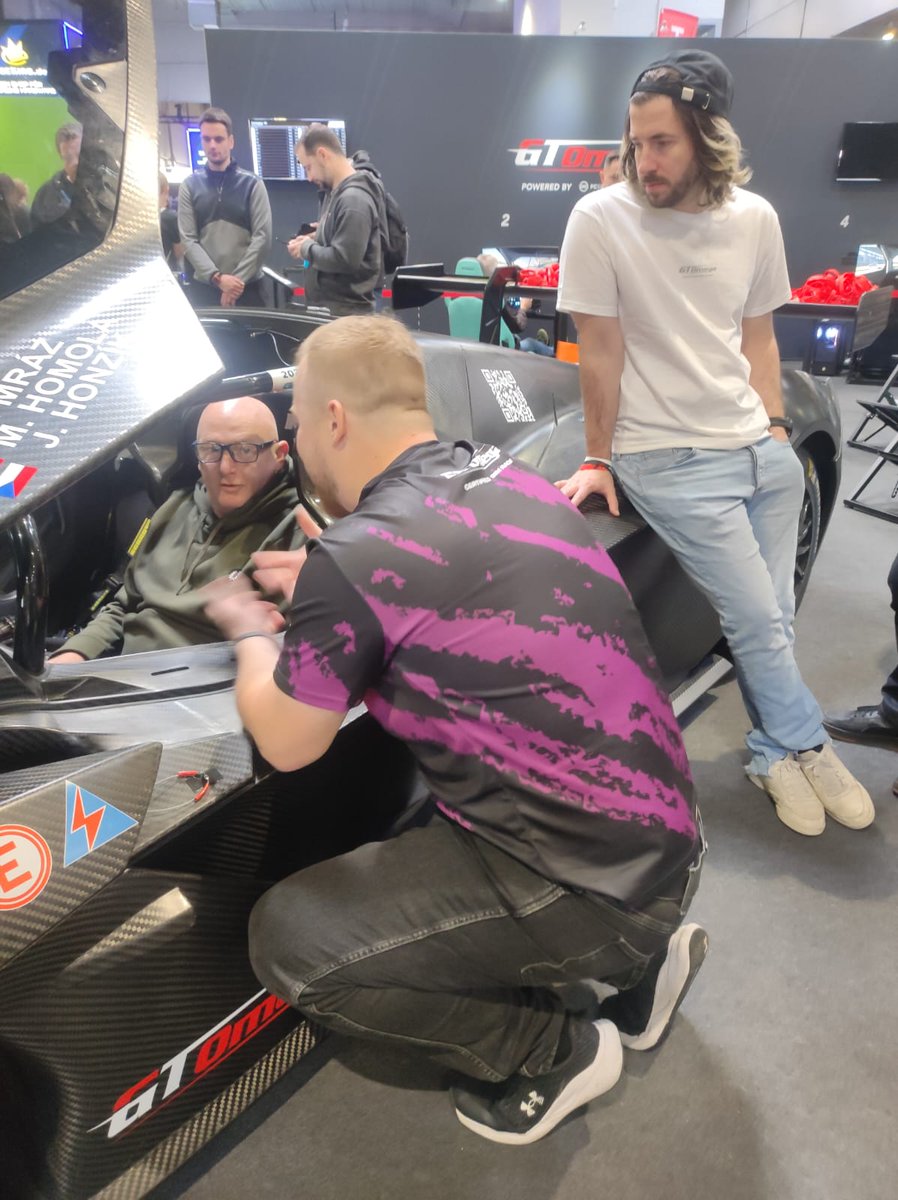 'Dave, do you want to sit in my car?' <a href="/JimmyBroadbent/">Jimmy Broadbent</a> watches thinking there's no way that fat lad will ever get out of there! Cheers <a href="/JaroslavHonzik/">Jardier</a> for a glimpse of what you see. Super impressive 👌
#simracingexpo