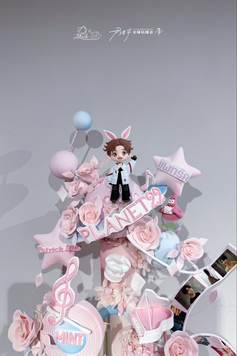 patrick_thfc's tweet image. 🎂#CatchPatrick22
เค้กสีชมพู บอกเล่าเรื่องราวเส้นทางการเติบโตตลอดปีที่ผ่านมาของแพทริค🎞️
“รักแพทริคกาจะบู้!” @patrick_pppat
Mint A Wish For Patrick🩵
#แพทริคเป่าเค้กปีที่ยี่สิบสอง
#PatrickPLANET22