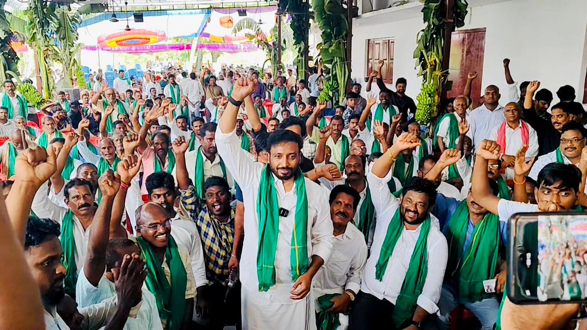 రాష్ట్ర ఉప ముఖ్యమంత్రివర్యులు శ్రీ <a href="/PawanKalyan/">Pawan Kalyan</a> గారికి కృతజ్ఞతలు తెలిపిన కాకినాడ ఎస్ ఈ జెడ్ భూముల రైతులు
ఆదివారం పిఠాపురం నియోజకవర్గం యు.కొత్తపల్లి మండలం కోనపాపపేట గ్రామంలో ఎస్.ఈ.జడ్. రైతులు రాష్ట్ర ఉప ముఖ్యమంత్రి శ్రీ పవన్ కళ్యాణ్ గారికి కృతజ్ఞతలు తెలియచేస్తూ పాలాభిషేకం