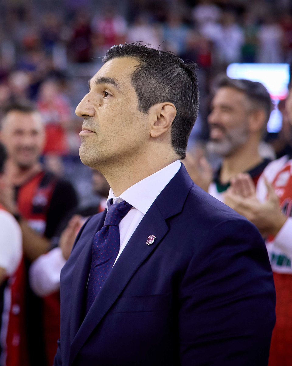 ACBCOM's tweet photo. La emoción de Pablo Pin ante el especial homenaje que le han hecho en Granada ❤️

#LigaEndesa | @CoviranGranada https://t.co/ItqJP7fHKd