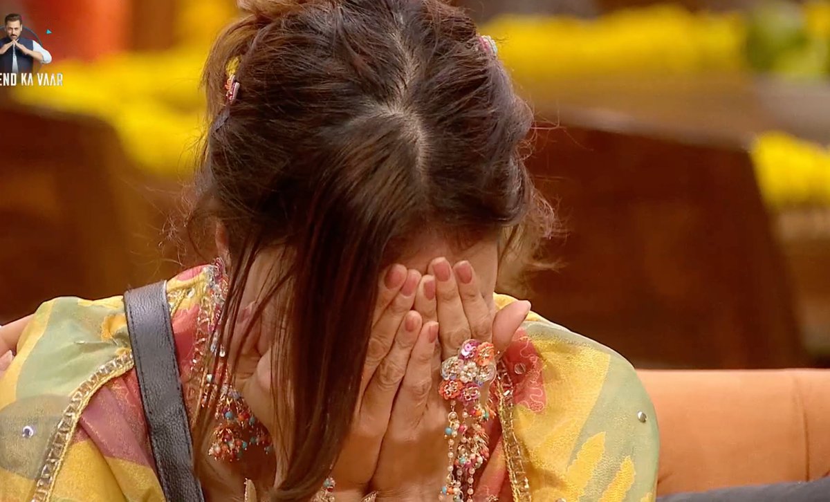 beingrachit_'s tweet photo. she was completely devastated on hearing her mom..whole house consoled her..BUT JUST LOOK at chhapri baseer licking his cake like an assholee insensitive loser aakthoo

stary strong #FarrhanaBhatt https://t.co/78FlnKkHqA