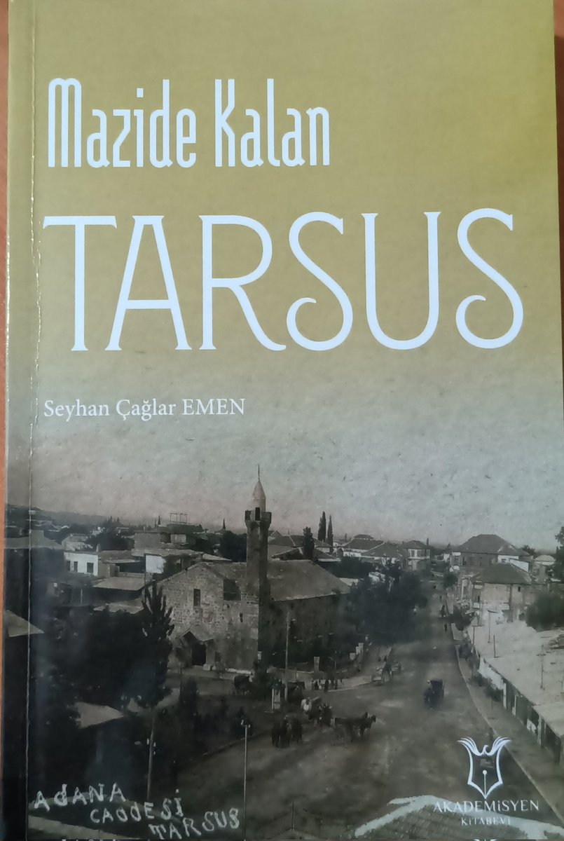 Emekli bir öğretmenin doğup büyüdüğü yerlerin hatırda kalan resimlerini derlediği bir demet.
Mazide kalan sadece Tarsus değil koca bir medeniyet...
Öğretmen yazarlar yakın zamana kadar ülkenin önemli bir kültür motoruydu, artık çok nadir.