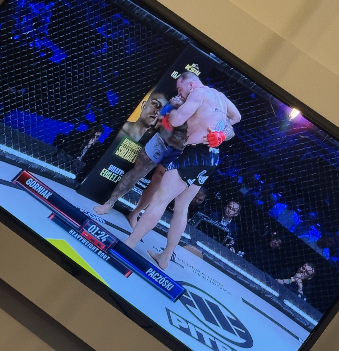 Nadrabiam galę <a href="/KSW_MMA/">KSW</a> 111. Kolejny wychowanek <a href="/Strifemma/">Strife</a> fajnie sobie radzi „na głębokich wodach”. Serio mam z tego dużą frajdę i zawszę kibicuję!

Kacper Paczóski 👏🏻
.
<a href="/FightUniq/">Uniq Fight Club</a>