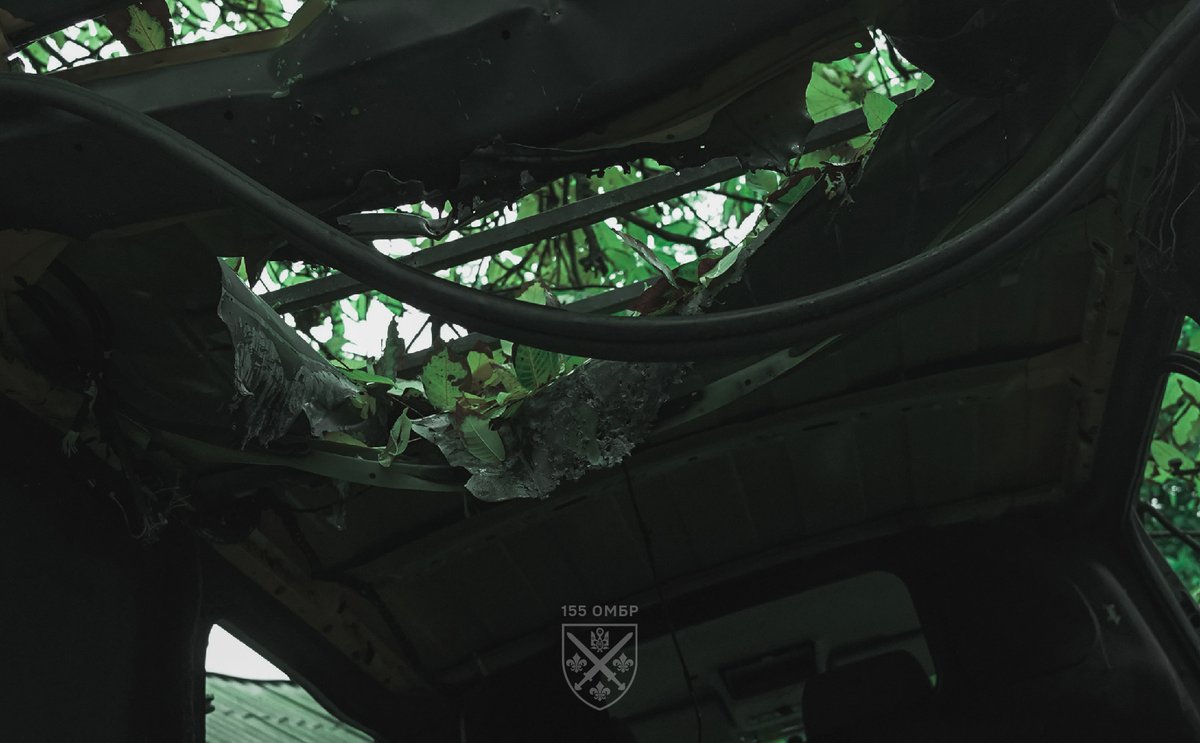 GUERRE DES DRONES.
La direction de Pokrovsk, où opère notre brigade, est l’une des plus dangereuses.

Sur la première photo — un drone ennemi abattu par interception radioélectronique, qui effectuait une reconnaissance à 1 km d’altitude. Sur les suivantes — le véhicule d’une de