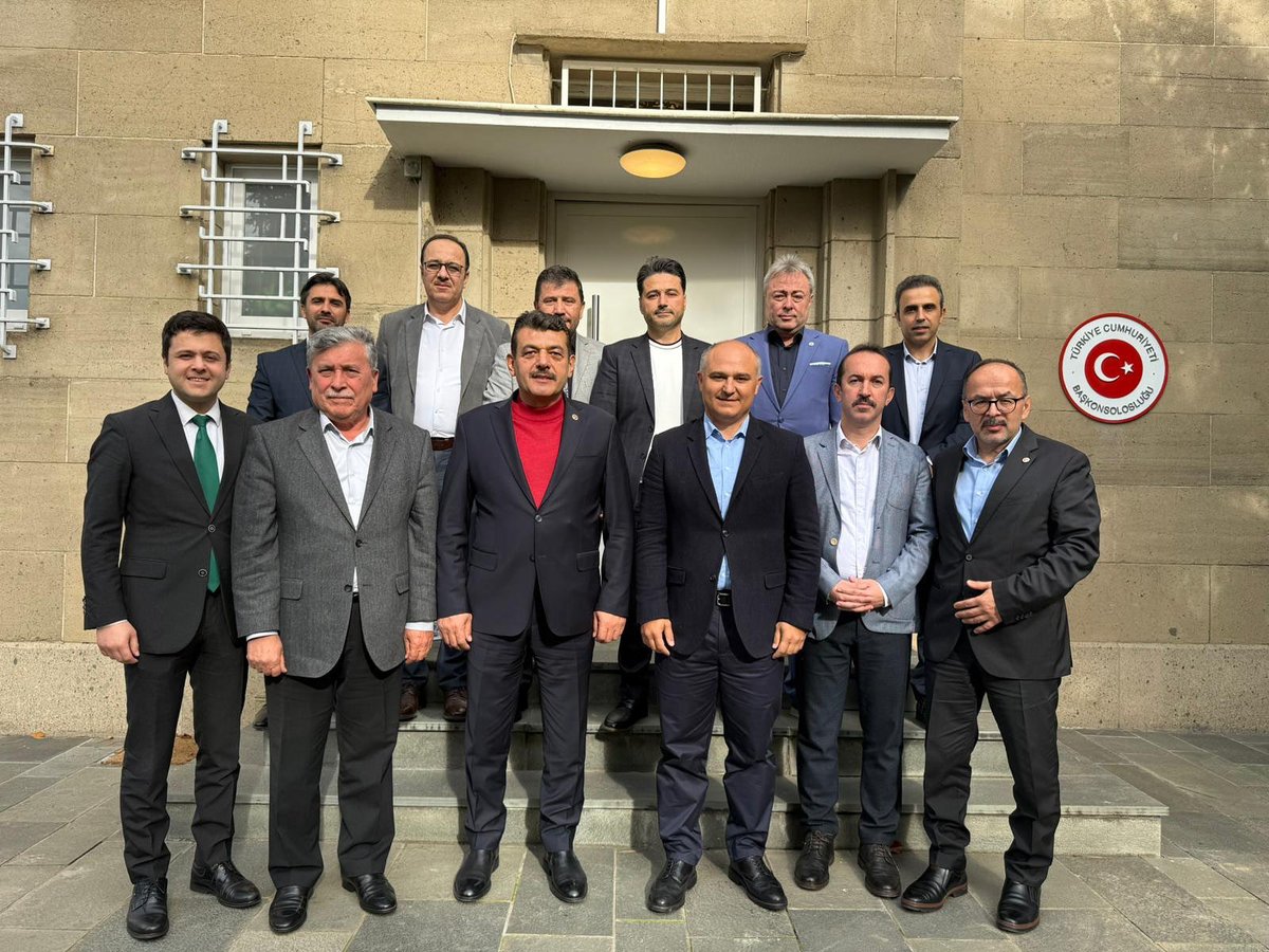 📍ESSEN BAŞKONSOLOSLUĞU 

Başkonsolos Taylan Özgür Aydın, Din Hizmetleri Ataşesi Halil İbrahim Karaman,
Eğitim Ataşesi Sabri Yolcu,
Muavin Konsolos Hasan Bektaş,
Çalışma Ataşesi Hasan Işık,
UİD Ruhr bölgesi Başkanı Dursun Baş,
Başkan Yardımcısı  Kemal Akman,
UİD Essen Şubesi