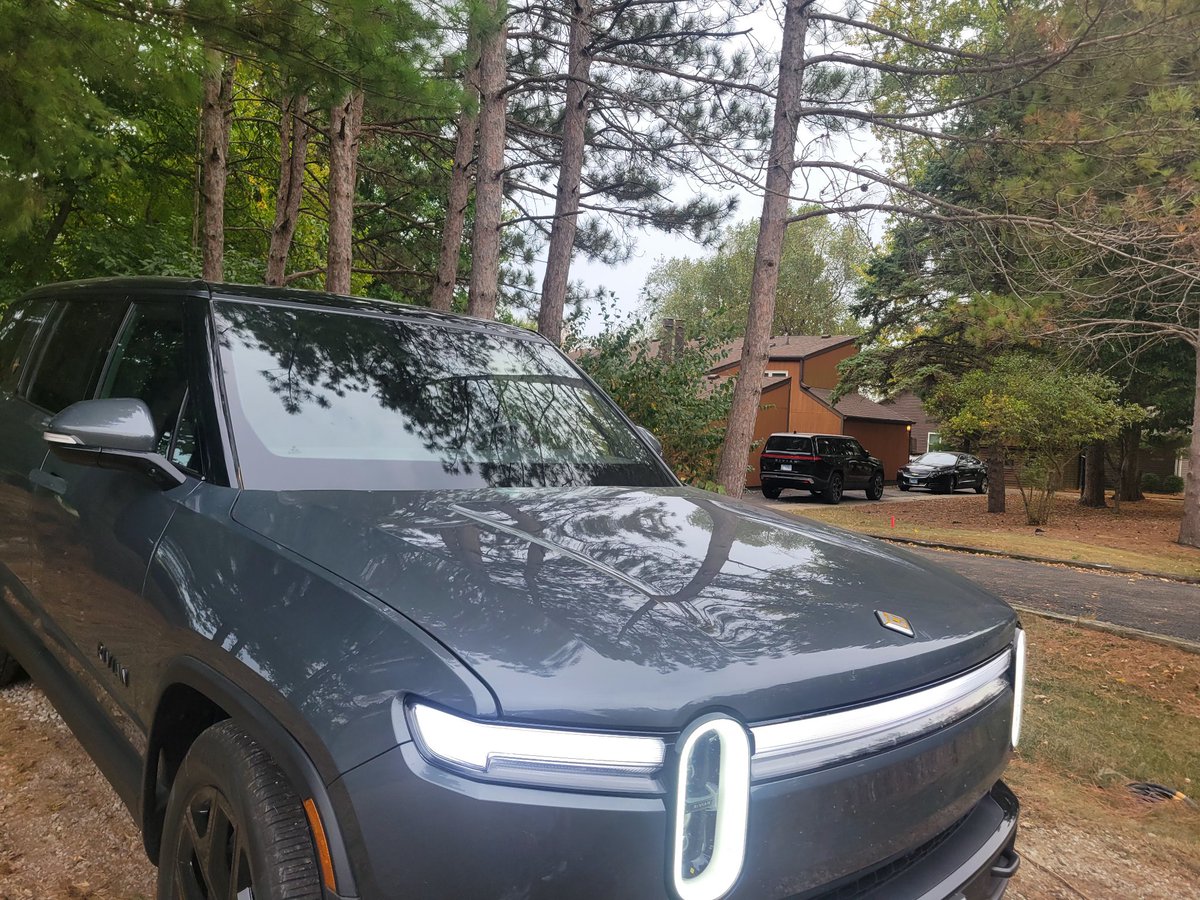 Love having a fellow R1S right next door! I wonder what all the neighbors think. Will the neighborhood infection grow!? 😎