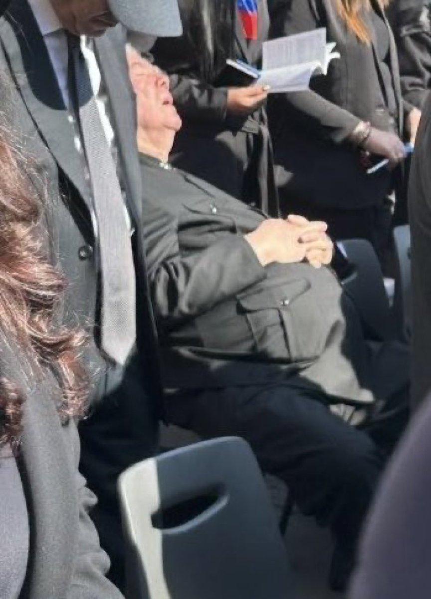 NxVenezuela's tweet photo. Así estaba el embajador del régimen en la canonización De los Santos venezolanos en el Vaticano. Qué vergüenza de tipo. https://t.co/3uoqFTWCgT