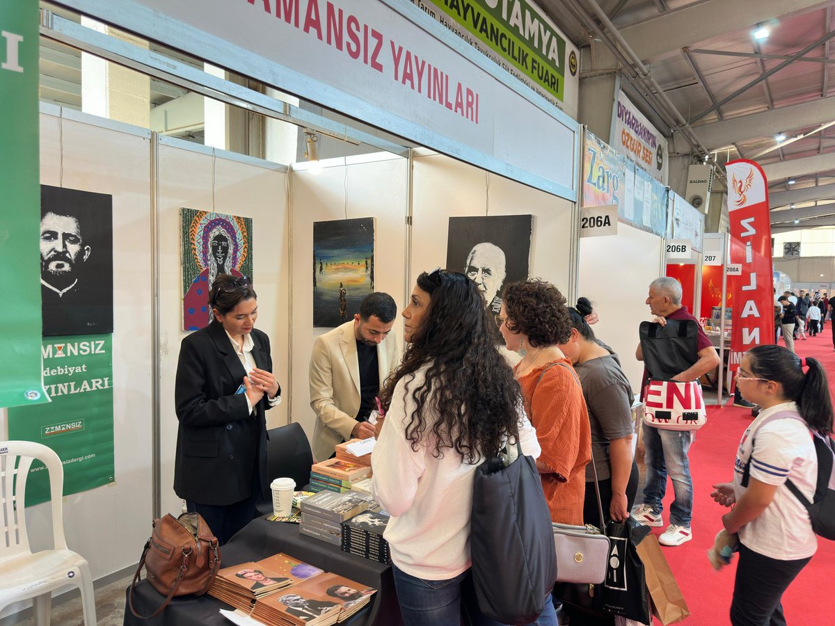 mahmutaksoyweb's tweet image. Bugün Diyarbakır Kitap Fuarı&apos;nda bir ses olarak dolaştık birbirimizde. İçtenliğiyle bana ev sahipliği yapan Gani Türk&apos;e, Mehmet Başkurt&apos;a ve okurlarıma teşekkür ederim. @Tuyap