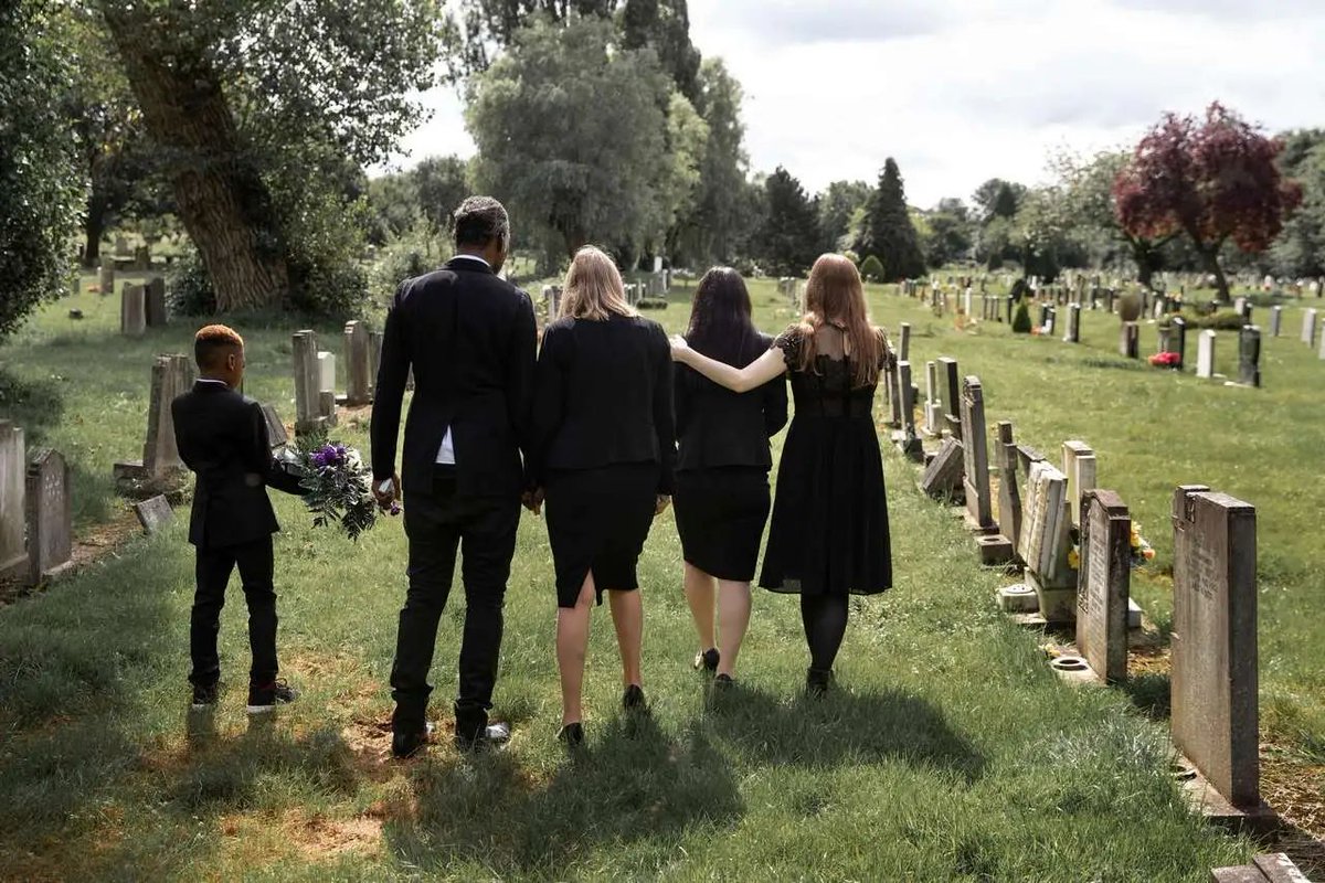 TrucchidiCasa's tweet image. Scopri come vestirti a un funerale senza sbagliare tono: colori, accessori e piccoli dettagli che fanno la differenza. #galateo #dresscode #funerale 👉 trucchidicasa.com/come-vestirsi-…
