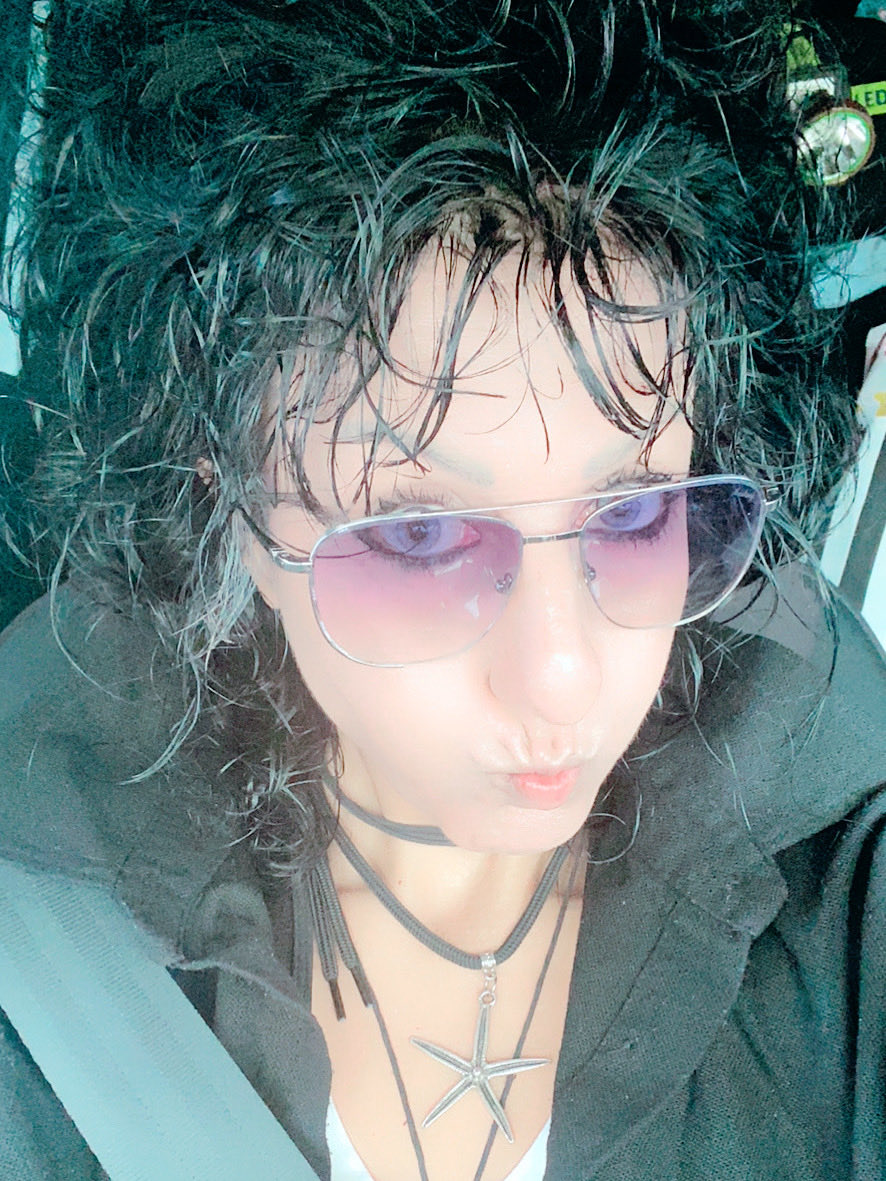 Çok sahiplenmeden yaşamak lazım belkide hayatı..
Kendimizin bile sahibi değilken,
Çokta bağlanmamak lazım sahibi olmadığımız hiç bir şeye ve hiç kimseye..

Her an avucumuzda yok olacak bir kelebek gibi..
Hem de her zaman bizimle kalacakmış gibi..

Can Yücel
#GeceyeBirNot 
#pazar