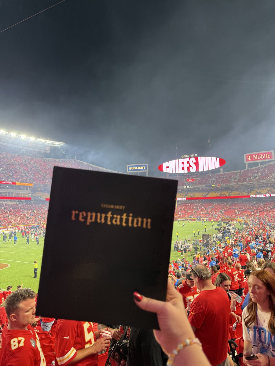 perfectlyfinn89's tweet image. Her sister at the game today to keep the spirit alive🤞🏼
