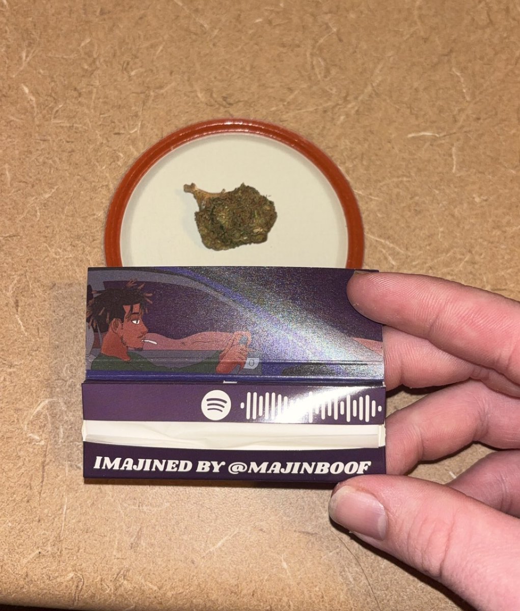 swelteduniverse's tweet photo. bouta roll up before i hit the bed for my shift tonight, finally get to use these limited edition papers by the goat @majinboof @FreeRollsUSA 
super dope collab https://t.co/AMnnqAMTNg