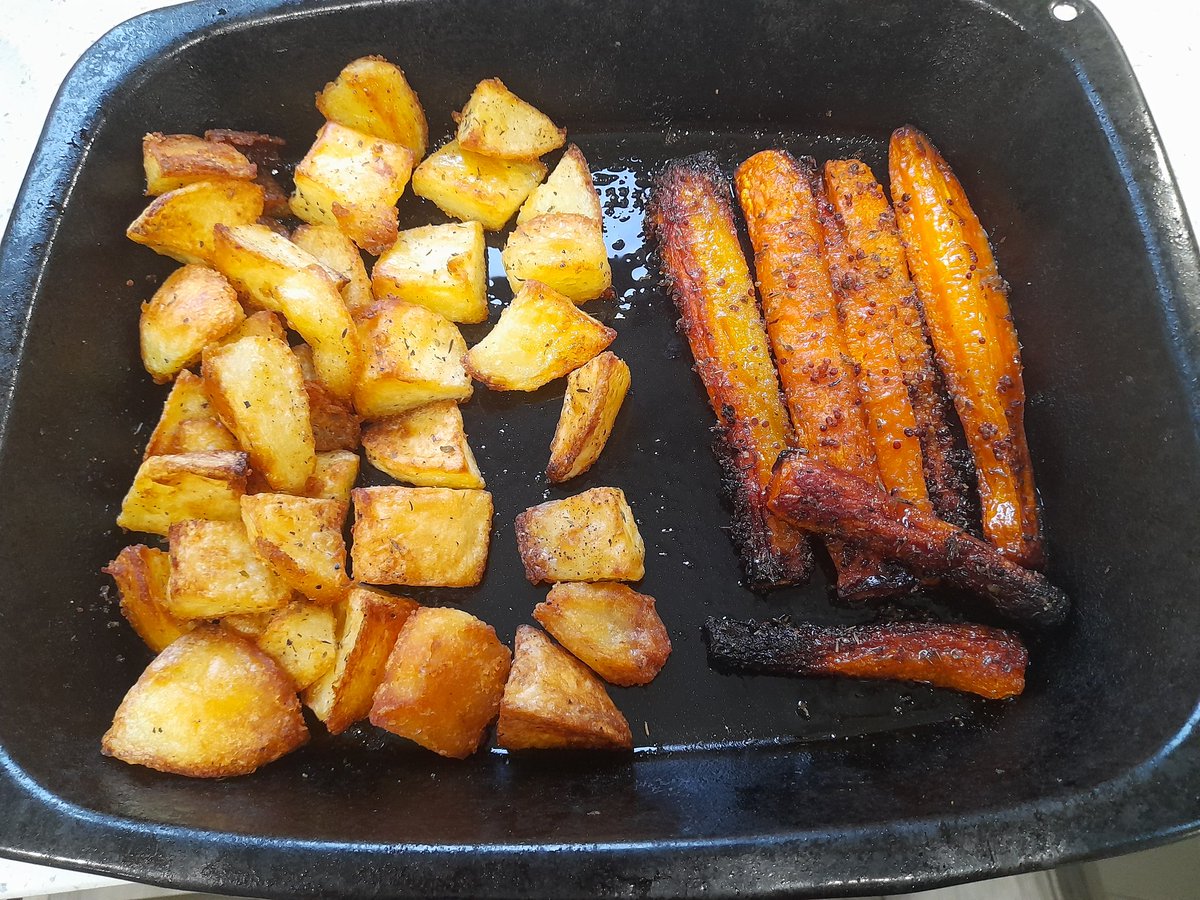 Hiya Lovlies 👋 I'm late today as I had a lie in &amp; then cooked a roast. Did the pork in the air fryer. I hope all's well with you &amp; you're having a nice Sunday. We're just watching telly with a tasty glass of red 🍷It's been peeing down all day, but it's just what we need! 🥰