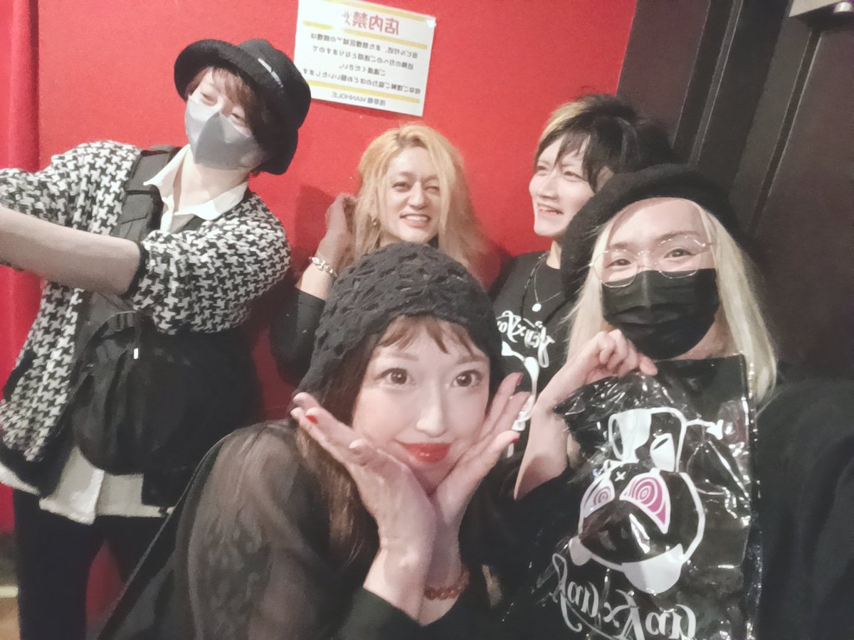 今日はLIVE行ってきましたぁ✨️
めちゃくちゃかっこよかった!!!  
LINEミュでダウンロードするんだ♪ XKOGUREメンバーもいたよ❤
まさやんはMCも上手くてとにかく楽しいLIVEでした✨🥹
<a href="/Masayan_yanxyan/">まさやん　黒髪ボーイ</a>