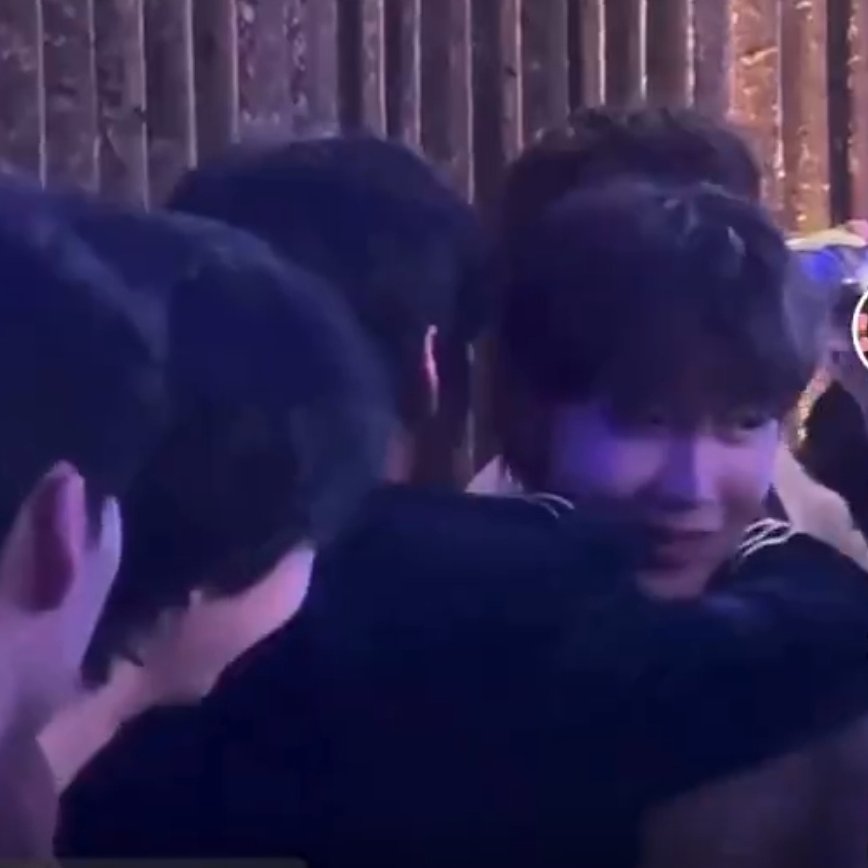 flam_evolution's tweet image. So when is Taehyung gonna stop make us delulu 🥲