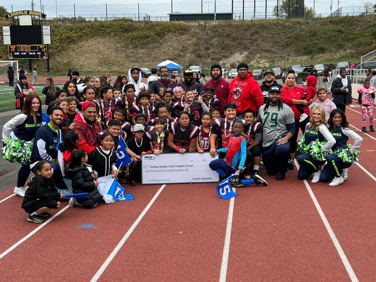18beeejay's tweet image. A few weeks ago the @ParklandRaider Youth Football Organization was robbed of thousands of dollars in equipment. The @Seahawks made an appearance and donated ๐ฐ to their cause. #BiggerThanFootball #gohawks