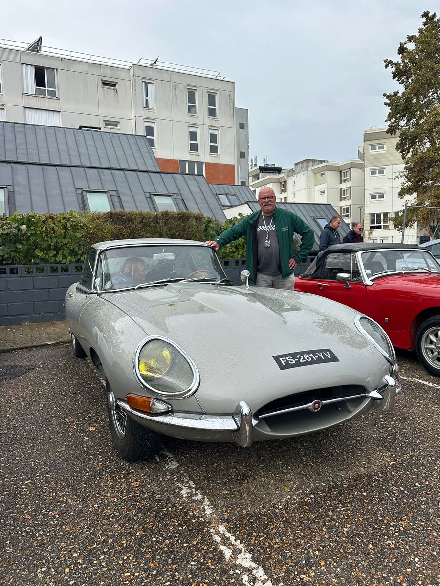 Merci à Francois Regnier venu, le jour de son anniversaire, ⁦<a href="/valdereuil_info/">Val-de-Reuil</a>⁩ avec son club de conducteurs de voitures anciennes, lui même au volant d’une superbe Jaguar type E. Nous nous connaissons depuis 1970.