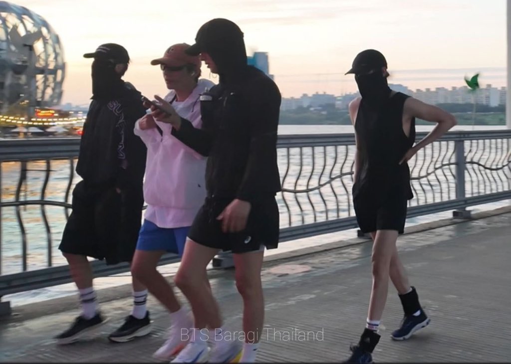Taehyung was spotted running with the Wooga squad!! 😭 And of course, he’s the only one dressed in colors — that’s so him! I’m literally so happy to see them together again AHHH 🥹💛