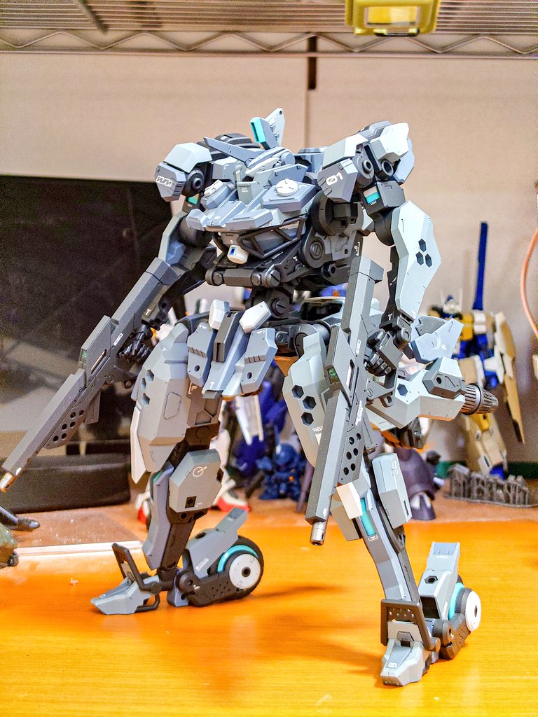 #処女作と最新作を並べてはる
初めてのヘキサギアと最新ヘキサギア。どれも好きなんだけど未だに処女作超えられないんだよなあ...。