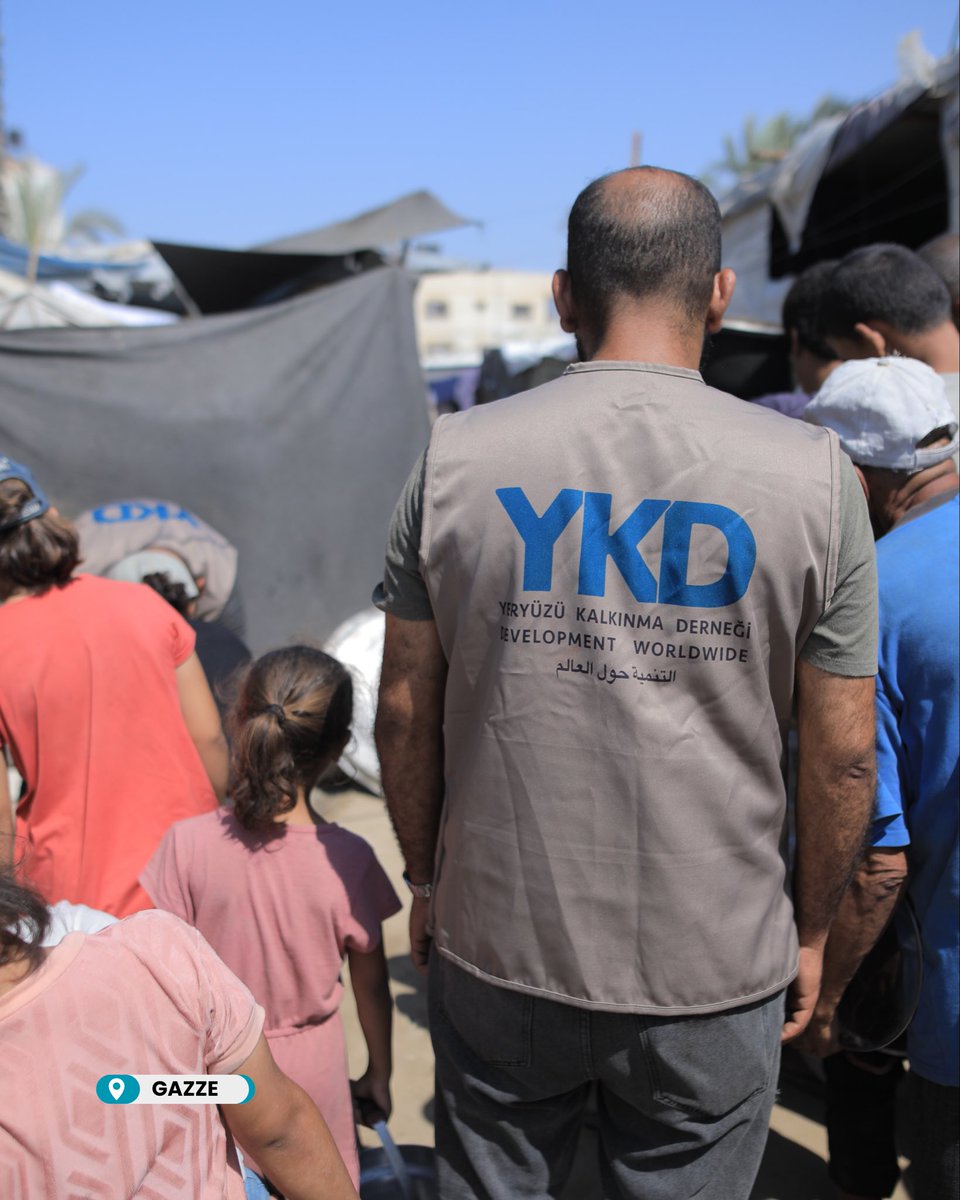 Gazze mutfaklarında her gün yüzlerce öğün hazırlanıyor.

Ekiplerimiz sıcak yemeği ihtiyaç sahiplerine ulaştırmaya devam ediyor.

🍲 Destek olmak için: Şimdi bağış yap, bir sofraya daha sıcak yemek ulaşsın.