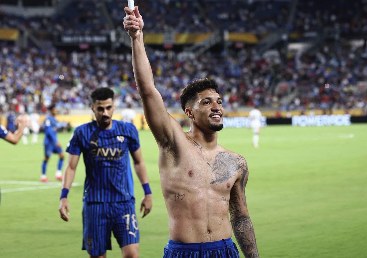 قدام مانشستر سيتي                            قدام الفتح