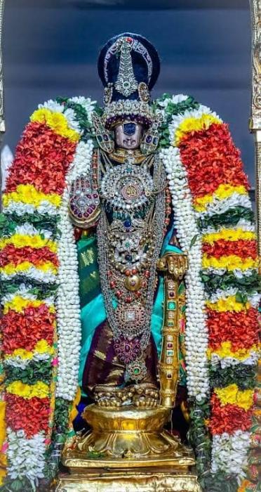 ஸ்ரீரங்கநாதர் தீபாவளி கொண்டாடும் விதம் அலாதியானது. தீபாவளியை முன்னிட்டு முதல் நாள் மாலை எண்ணெய் அலங்காரம் ரங்கநாதருக்கு செய்யப்படும். தீபாவளிக்கு முந்தைய நாள் மாலை 5 மணிக்கு மேல் ஸ்ரீரங்கநாதர் தனது ஆலயத்தில் பணியாற்றுபவர்களுக்கு சீயக்காய், நல்லெண்ணெய் வழங்குவார். தீபாவளி அன்று