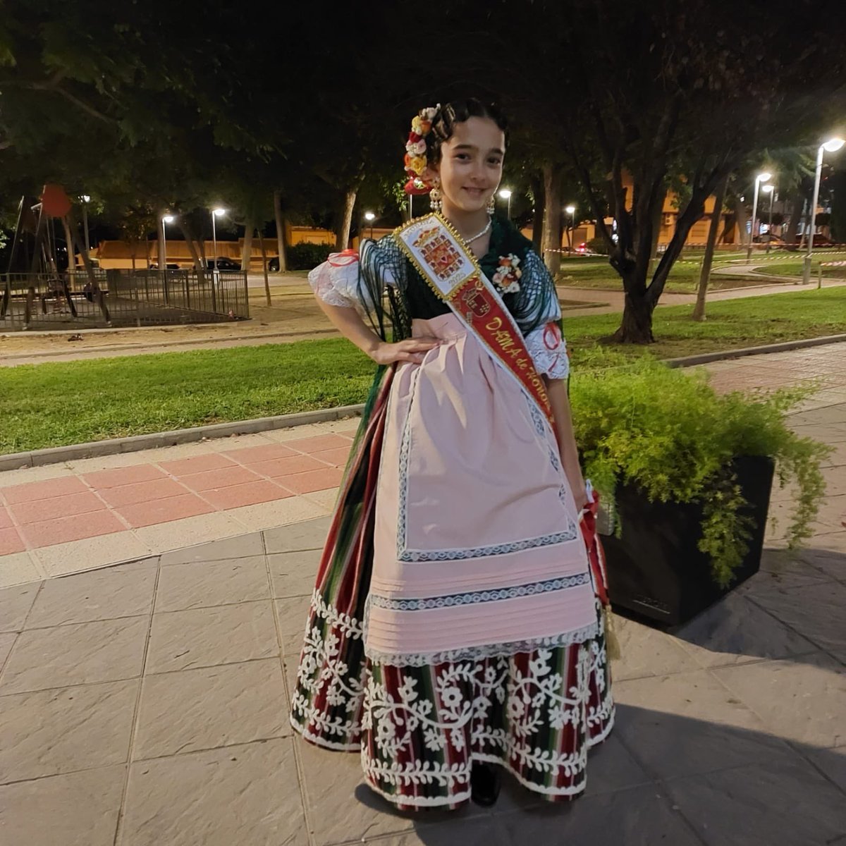 eltablacho's tweet image. Nuestra reina infantil, Sofía, asistió anoche como Dama de Honor al festival de la Peña huertana La Esparteña, con su compañera de Adriana.