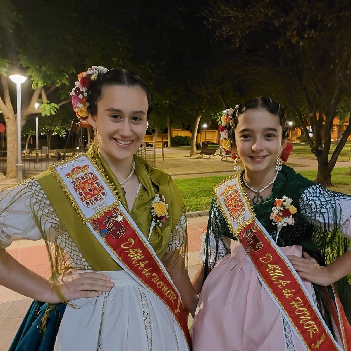 eltablacho's tweet image. Nuestra reina infantil, Sofía, asistió anoche como Dama de Honor al festival de la Peña huertana La Esparteña, con su compañera de Adriana.