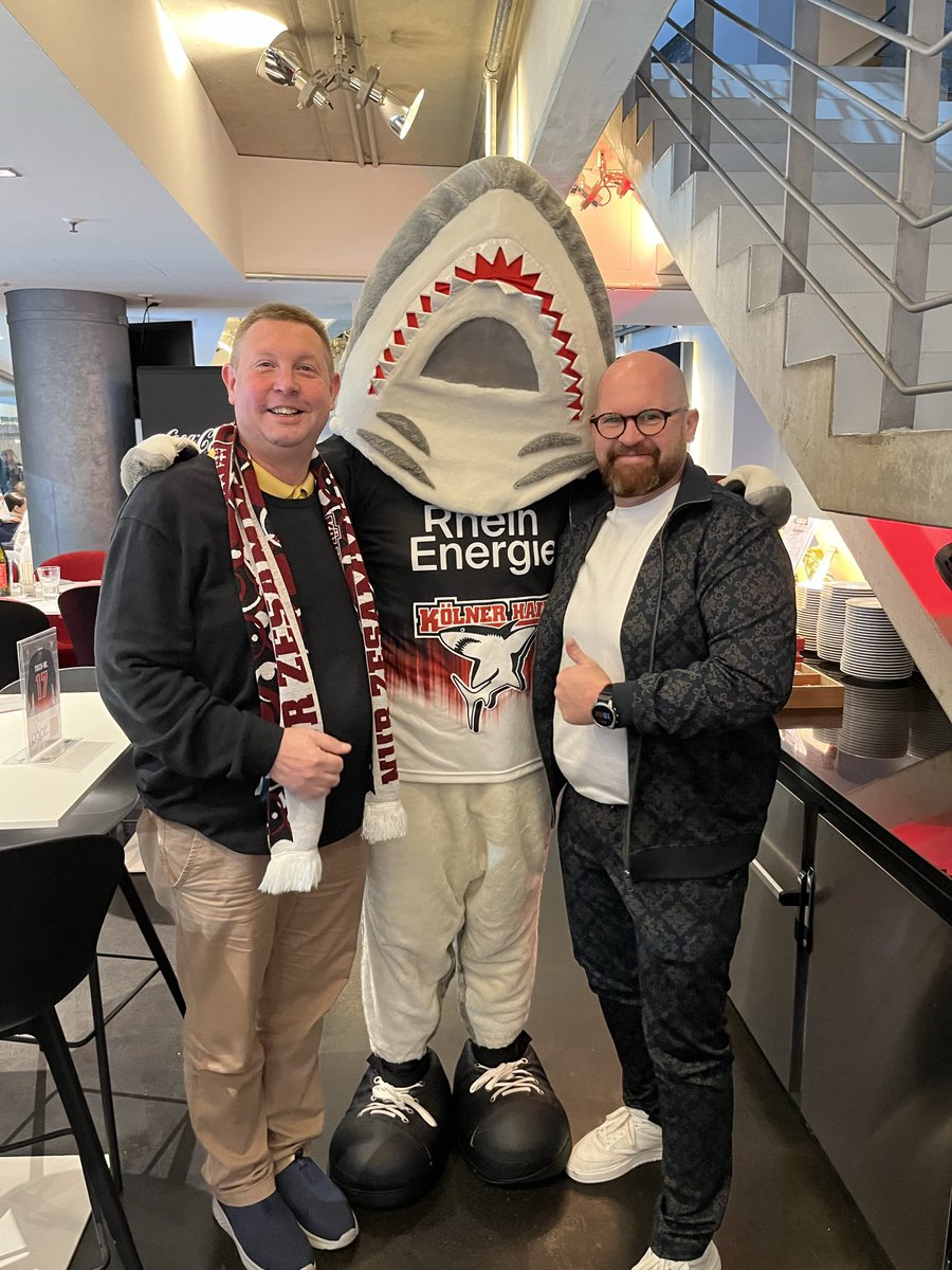 Networking im Backstage Restaurant <a href="/Koelner_Haie_72/">Kölner Haie</a>