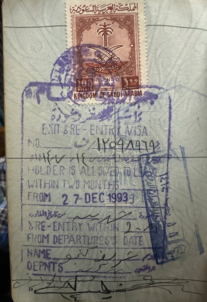 althafsays's tweet image. قصة والدي اللي اشتغل في السعودية ٣٢ سنة🇸🇦

أمس قلت لأبوي إن معالي المستشار تركي آل الشيخ تفاعل مع منشوري. سألني: وش كتبت؟
قلت له: كتبت إن السعودية عطت حياة كريمة للملايين، وإنها بلد خير ما حد ينكر فضلها…

وقتها أبوي بكى. قال: السعودية هي أفضل بلد…
كان يشتغل ببقالة بسيطة، لكن…