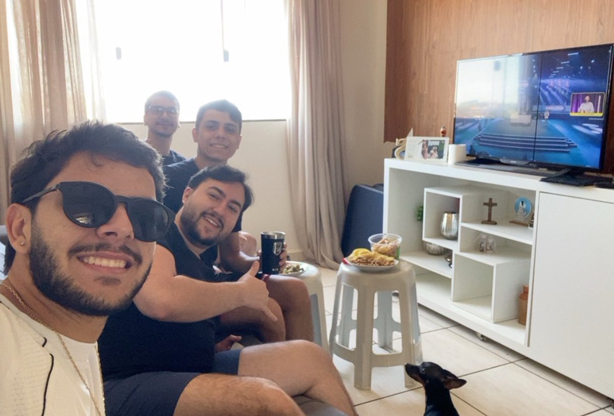 RyanRafaa's tweet photo. Hoje tem de novo, mais uma final, todos aqui presente para aprender com o professor, tem petisco aqui Gordox cola, inclusive um abraço pra família do Luquinha #furianamad #MADHOUSETV https://t.co/pOyN5HmNEm