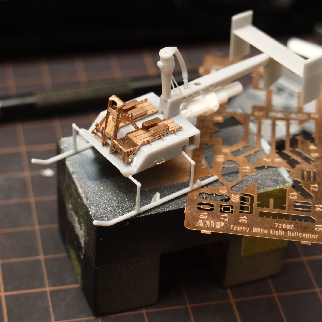 8aka's tweet image. #AMP #172scale #Fairey #UltraLightHelicopter
ステップはPEで用意されてるけれどこんなものは0.3mm真鍮線を植えといたらええんじゃ。