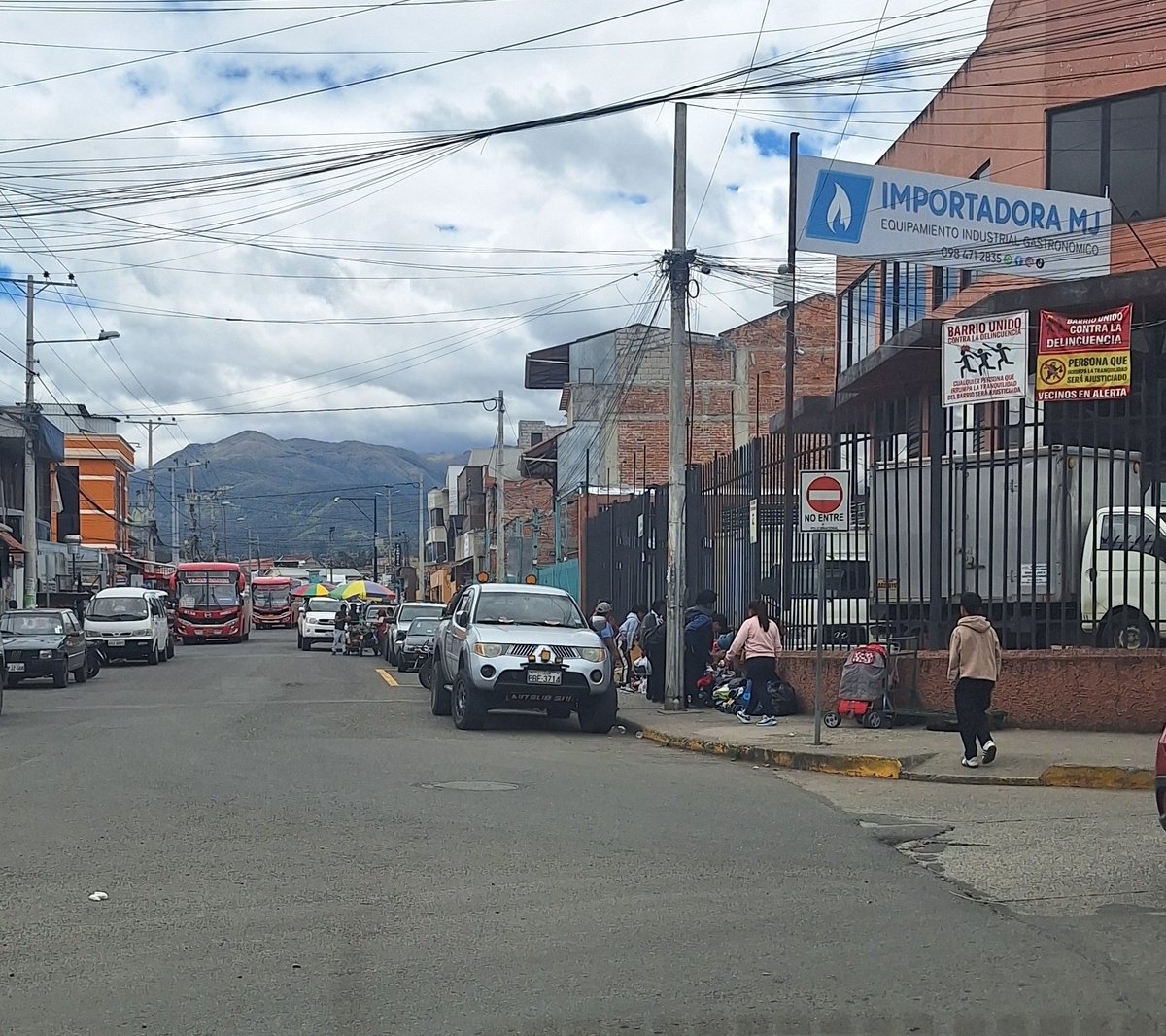 FernandoCa8752's tweet photo. @czamoramatute, @Alfredotosi,@GuardiaCuenca,@tomebamba, el desorden de las calles y el uso del espacio público es caotico, peatones que tienen que usar las calles para caminar, basura por todo lado, por favor autoridades pedimos soluciones. https://t.co/Ws0kvq2iIY