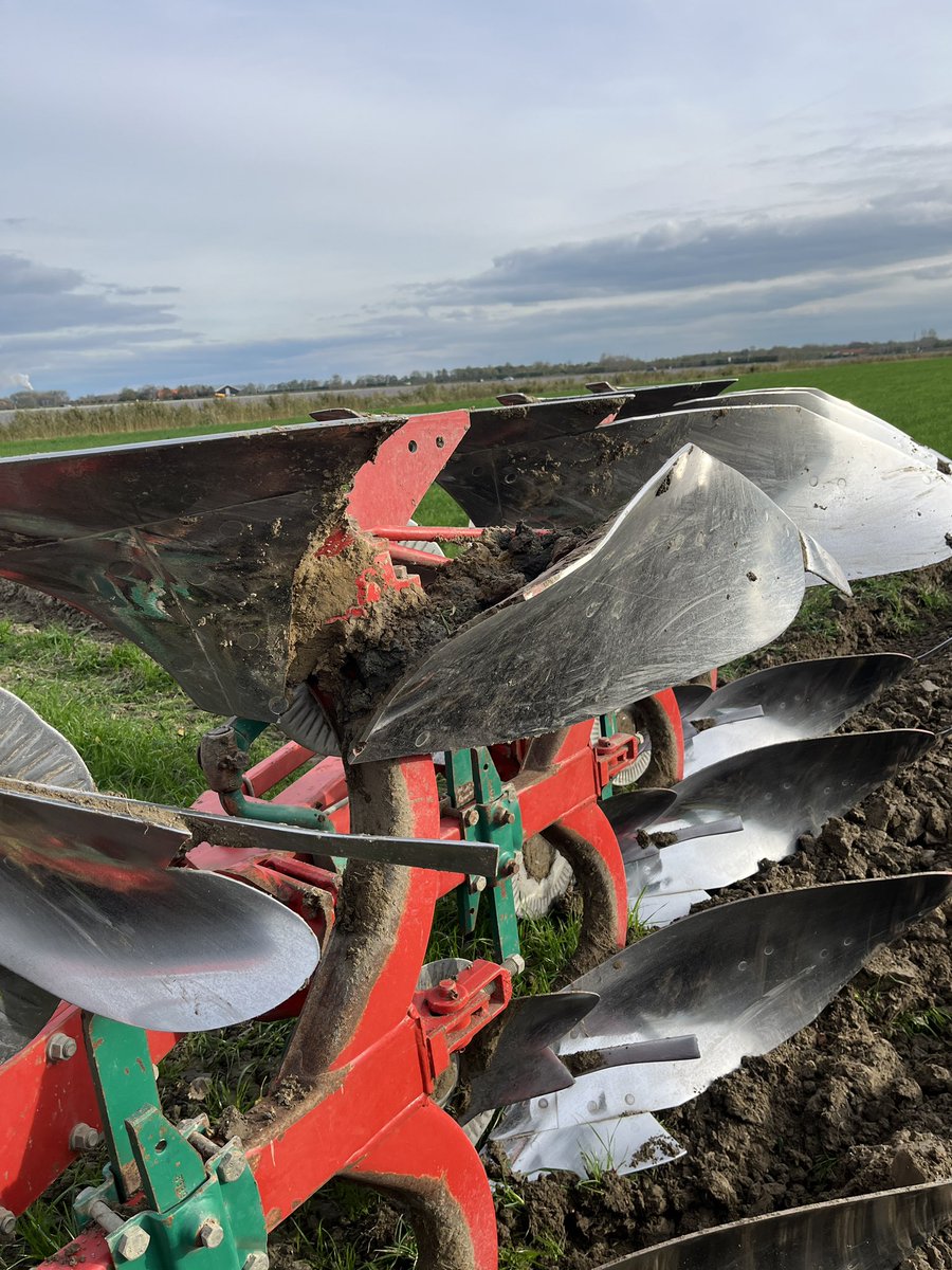 Rondje op de #akker. De peren laten het blad inmiddels vallen. De droogte laat nog steeds zijn sporen na. De grond is als beton, wat een aanslag is op het materiaal 😅. #teelt25 #voorbereiding26