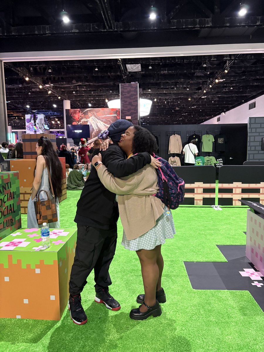 Lireekuh's tweet photo. I actually met Quackity! I talked about the qsmp and how i’m learning spanish! he was so sweet and really appreciative! HE EVEN ASKED ME FOR A HUG WTF ���🥹🥰 thank you for being so kind!!! https://t.co/dPNBOyZPGE
