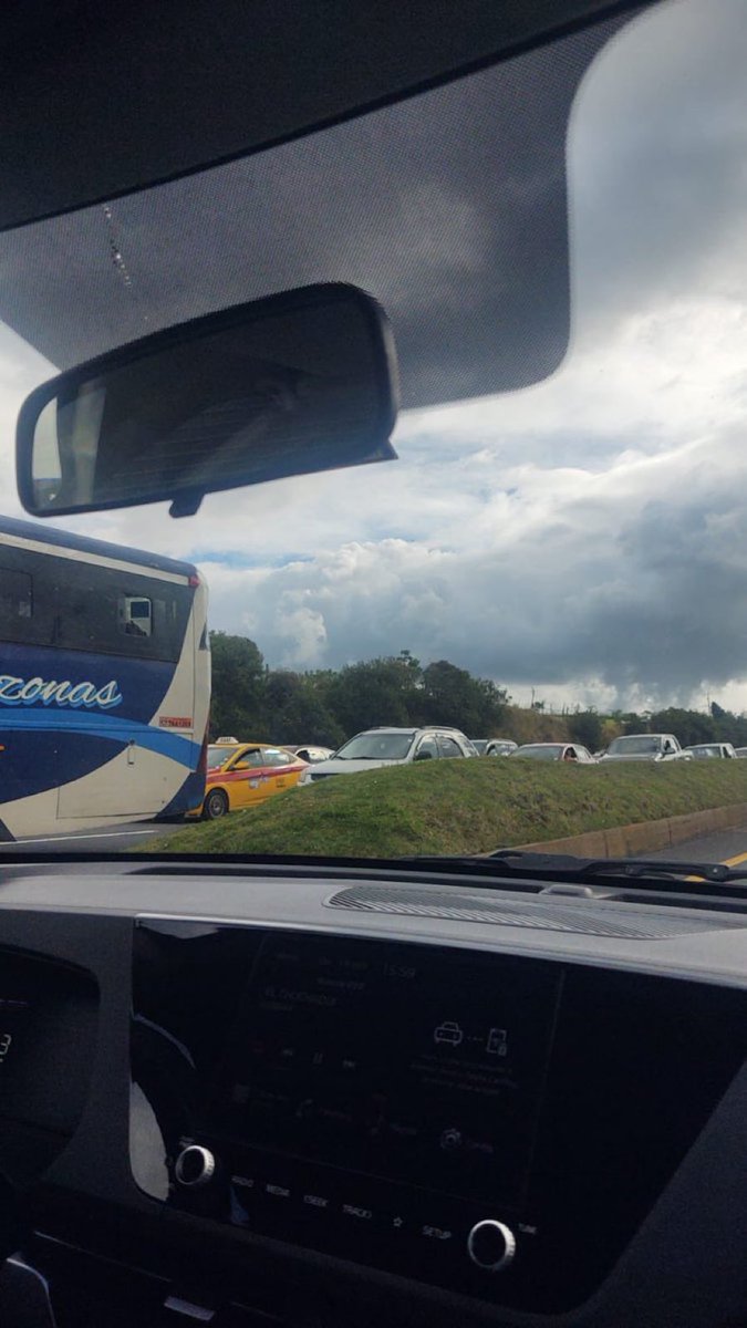 ‼️#URGENTE
En Machachi, en el puente de Jambelí Policía Nacional y militares cierran la vía con montículos de tierra. 
▶️ <a href="/lahoraecuador/">La Hora Ecuador</a>