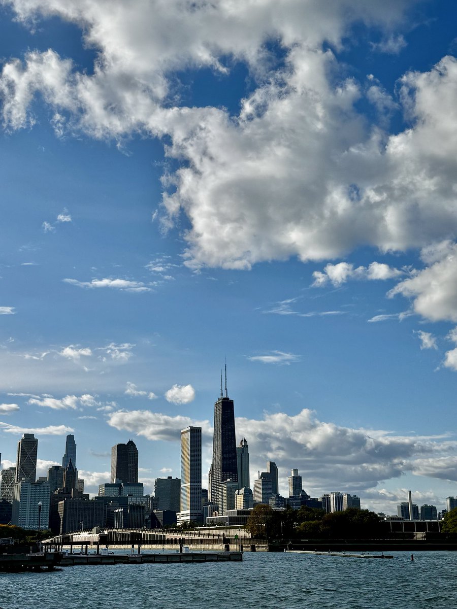 caidentity's tweet image. Hard to compete against the Chicago skyline 😍