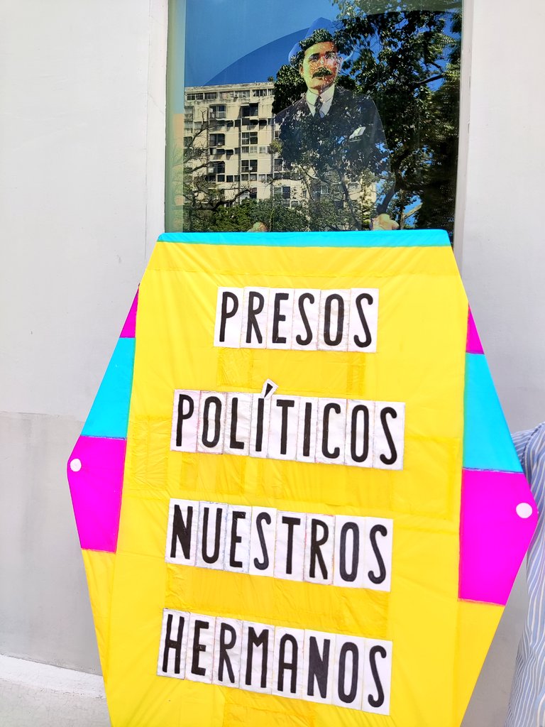 1570 días lleva detenido arbitraria e ilegítimamente mi Hno. Javier Tarazona Dir. de <a href="/FundaREDES_/">FundaREDES</a>, cumpliendo una sentencia anticipada sin cometer delitos. 
Exigimos que sea puesto de inmediato en libertad.
#LiberenAJavierTarazona 
#CanonizaciónSinPresosPolíticos
#19Octubre