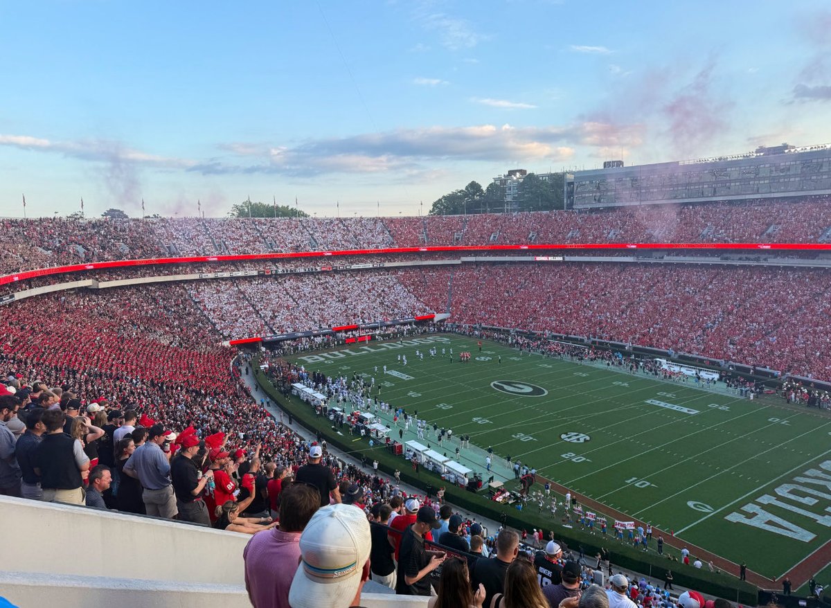 claypspicer's tweet photo. Lane Train derailed again! #DawgsOnTop https://t.co/yIfatmKBNu
