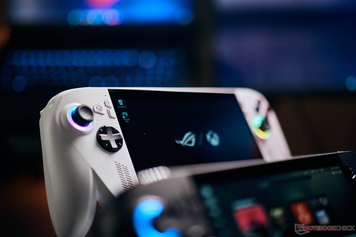 notebookcheck's tweet image. Langsamer als Steam Deck OLED - Asus ROG Xbox Ally Handheld im Test dlvr.it/TNmSTb #AsusROG #XboxAlly #GamingHandhelds #SteamDeck #GamerTest